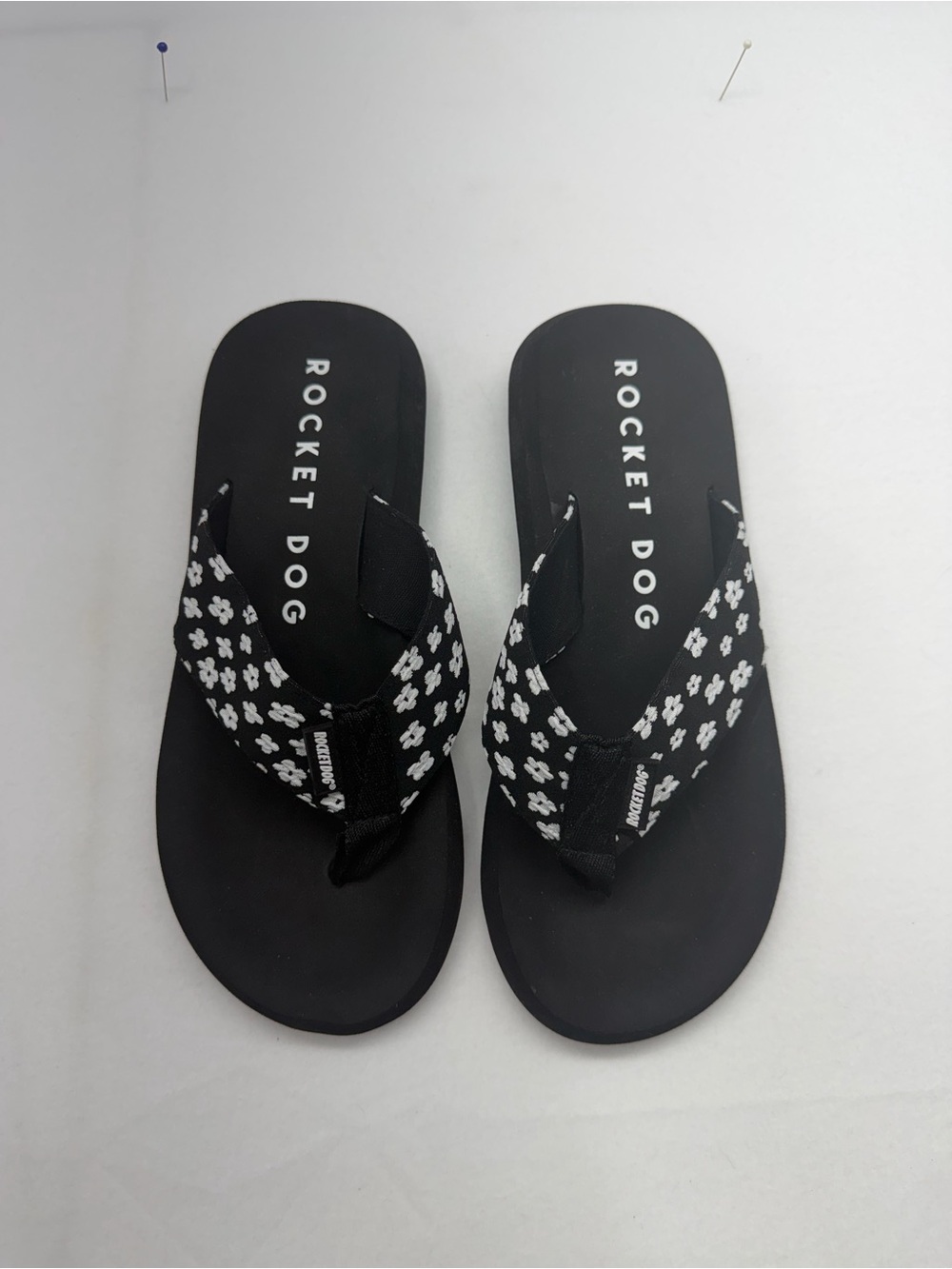 Rocket Dog Black and White Floral Thong Sandals Size 8